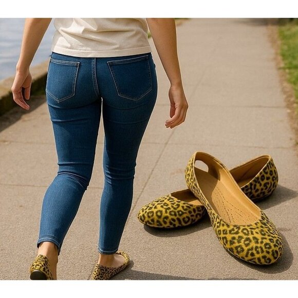 Leopard Print Crocs Womens Flats W8 Iconic Comfort Slip-On Shoes - Picture 1 of 8